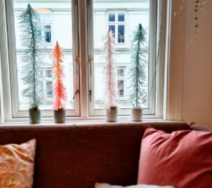 Juletræer i crepe papir i vindueskarm.